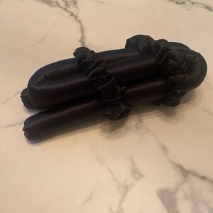NWOT Heatless silk hair curler with two schrunchies